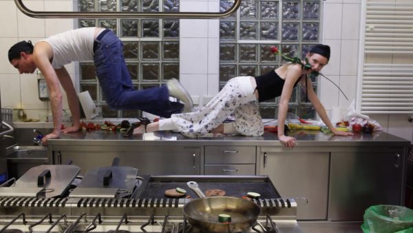 Enrique & Liane in der Küche - mit Rosen und Tango :-)